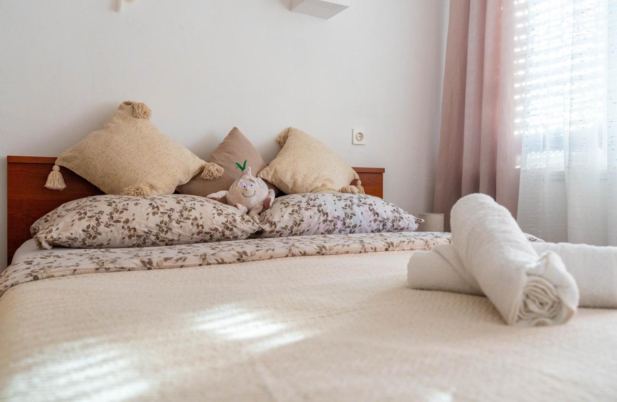 Apartman Lili Knin Exterior foto