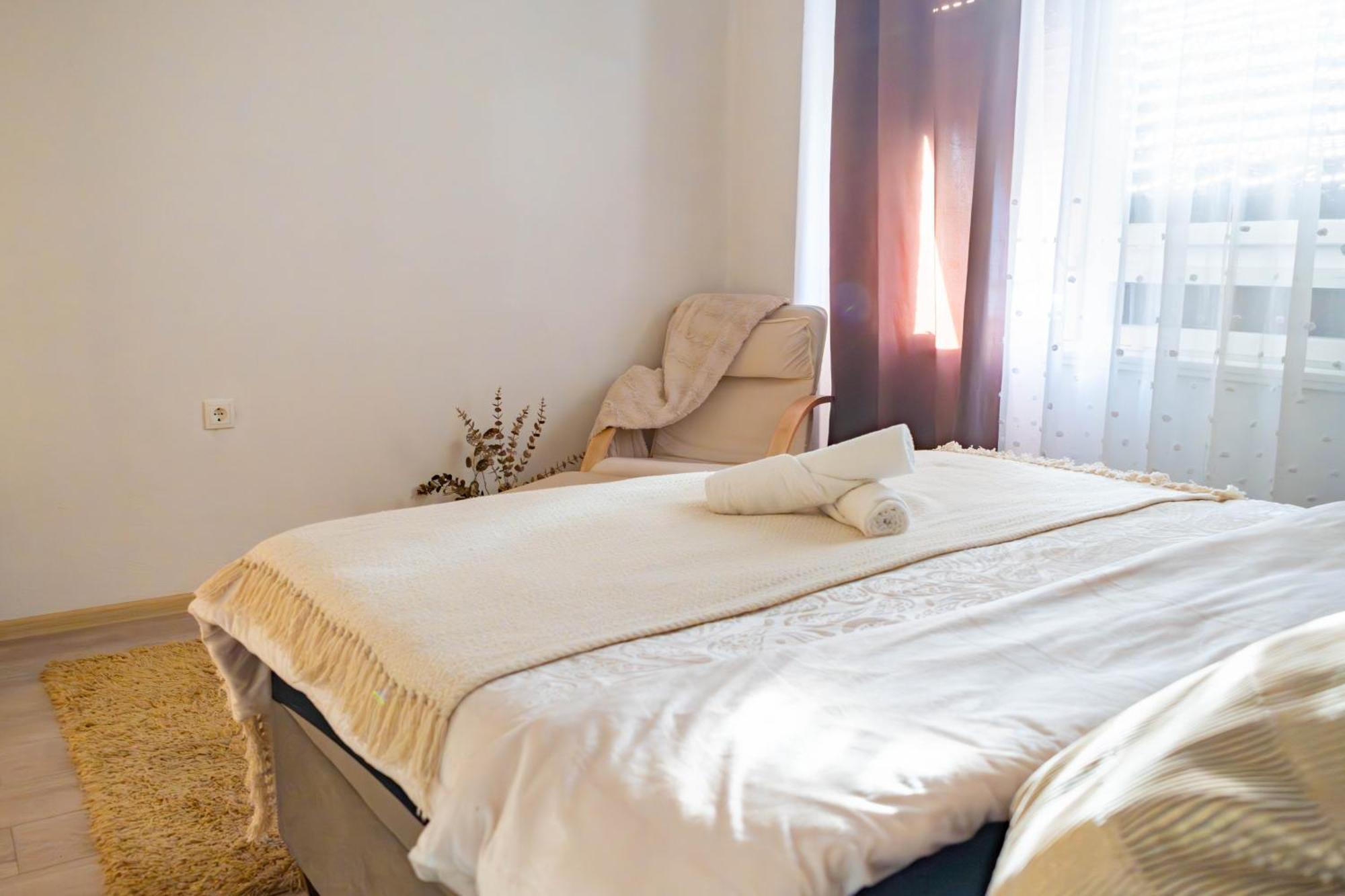 Apartman Lili Knin Exterior foto